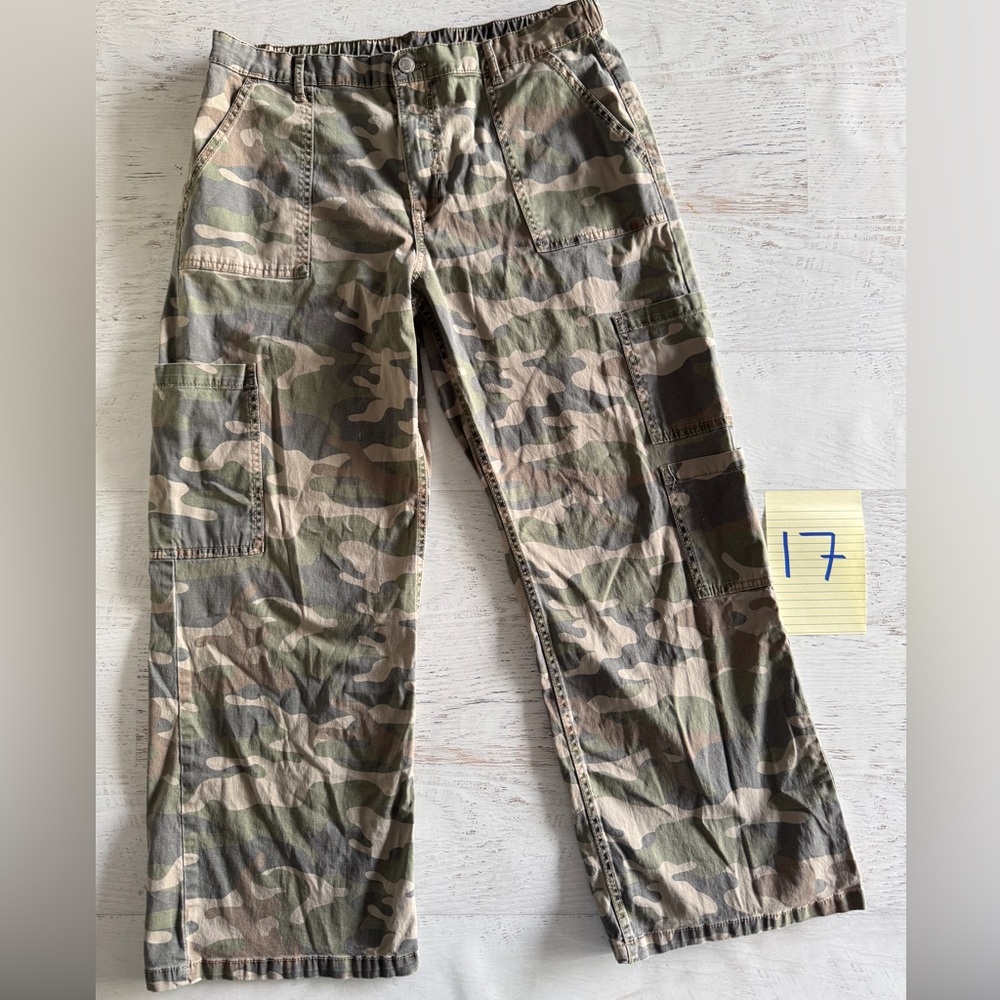 Wide-leg camo cargo pants. SUPER comfy. Size 16-18 XL. Tiny snag on right leg.